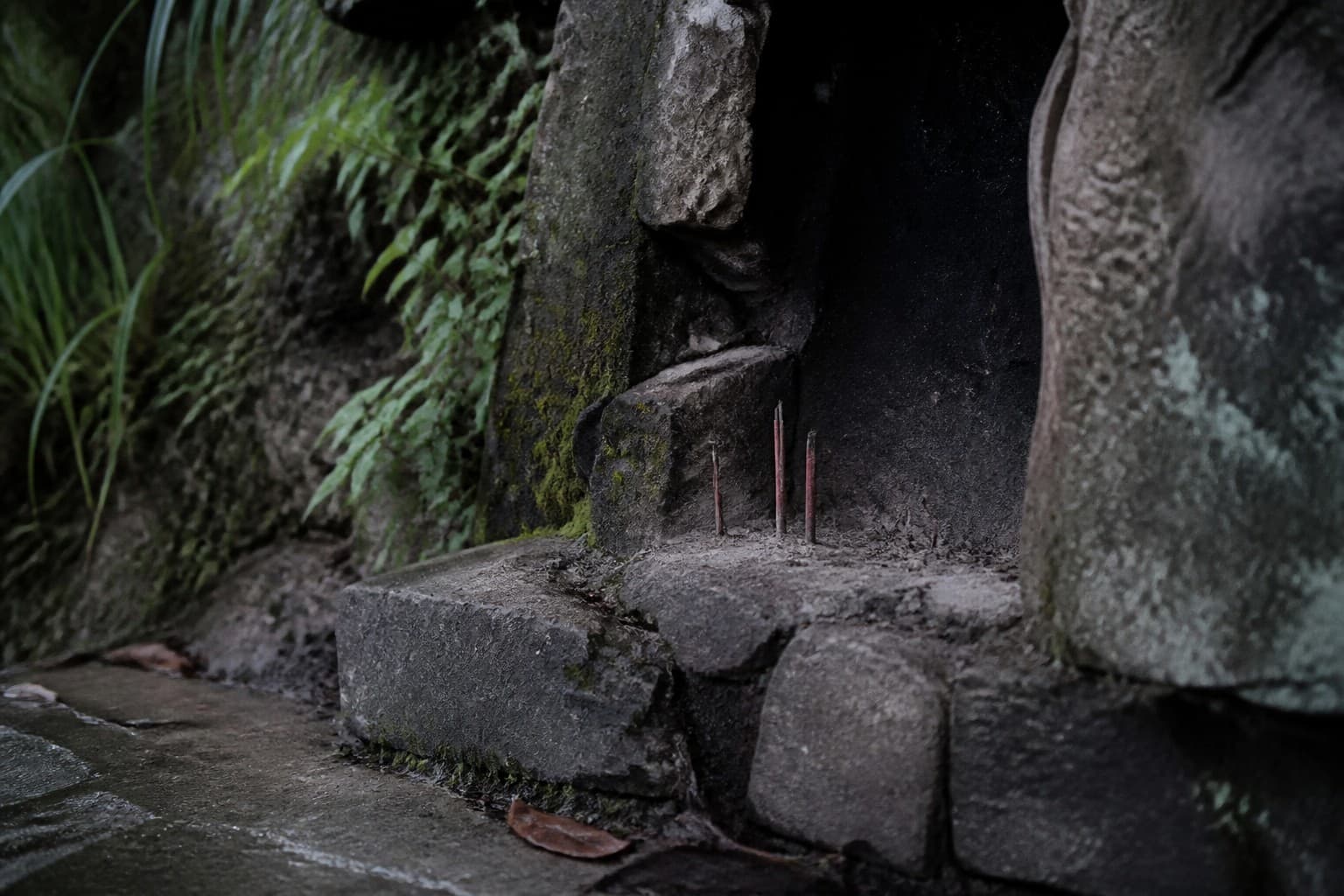香灰还在石缝里